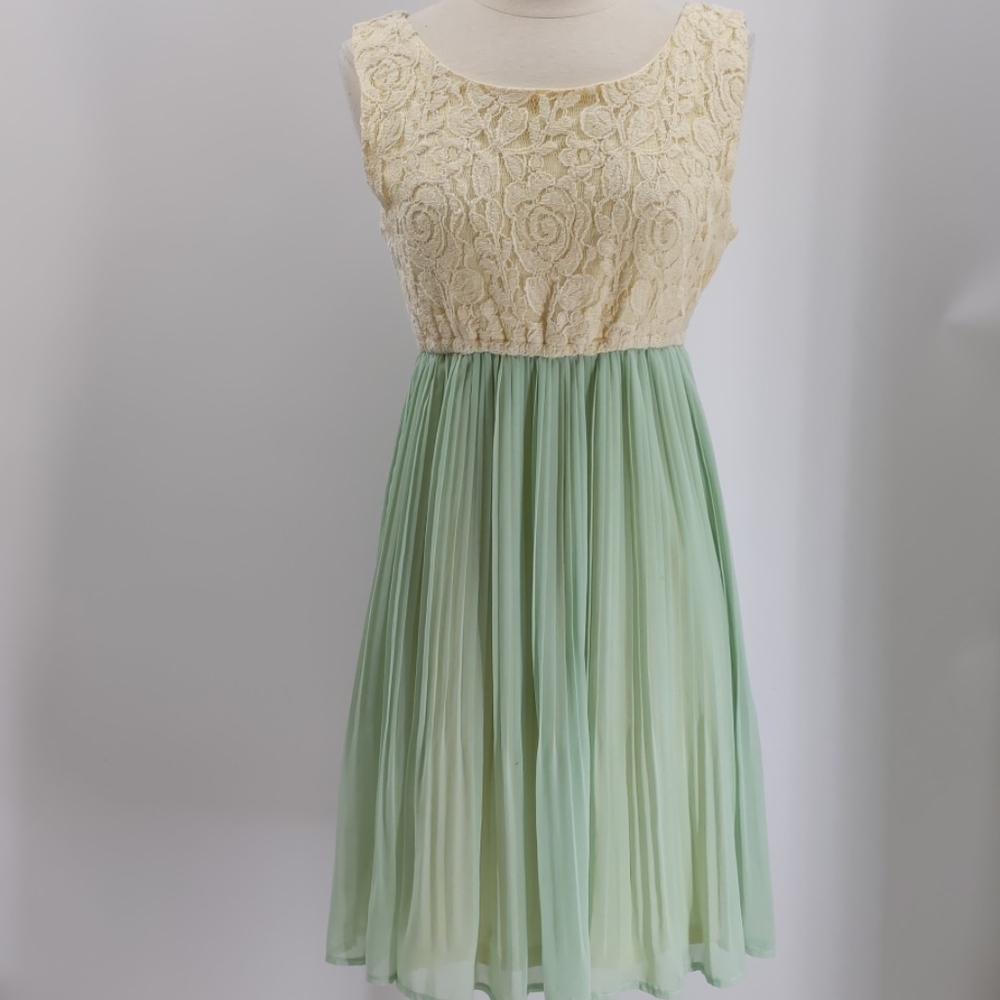 Freeway dress w lace top/pleated skirt-sz S